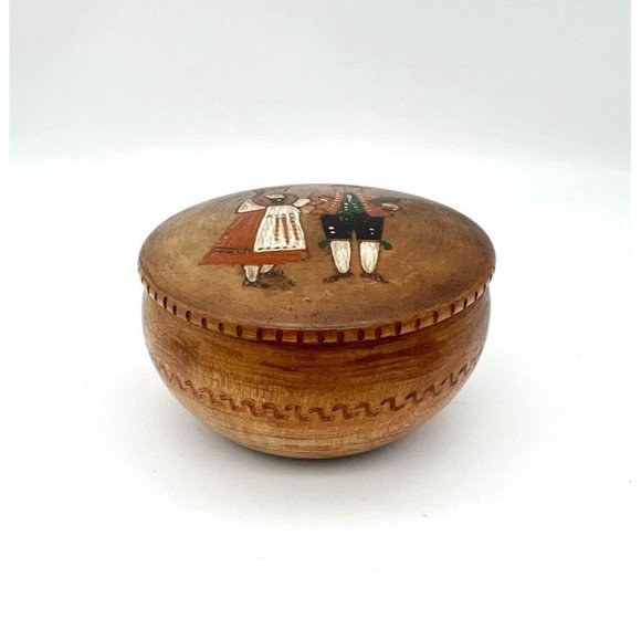 Vintage Scandinavian Wooden Trinket Box Couple in Traditional Clothing Hand Pain - Picture 3 of 8
